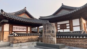 Read more about the article A Summer Night’s Walk Through Jeonju Hanok Village