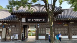 Read more about the article Watch, Buy, or Experience the Most Korean Crafts at Jeonju Crafts Exhibition Hall