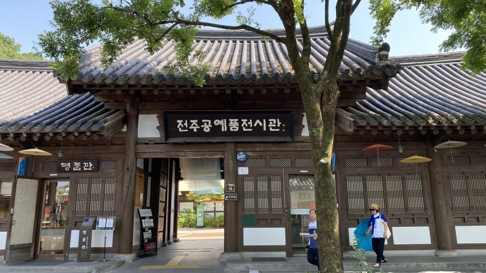 You are currently viewing Watch, Buy, or Experience the Most Korean Crafts at Jeonju Crafts Exhibition Hall