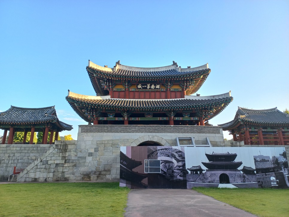 You are currently viewing The Past and the Present Coexist in the Old Town of Jeonju: a Historic Walk Along the Gates of the Jeonju Fortress