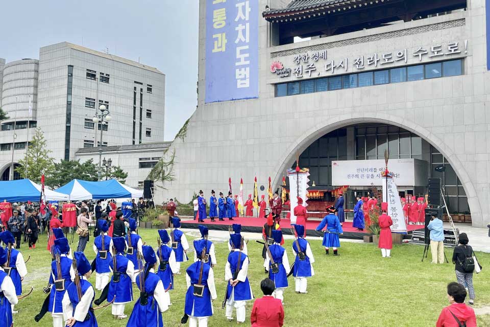 You are currently viewing Experiencing Unique History and Culture Only Found in Jeonju, Procession Honoring King Taejo’s Portrait