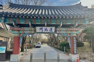 Read more about the article Recommended Barrier-Free Travel Itinerary in Jeonju: Deokjin Park, Children’s Hall Playground, Geonji Mountain Hinoki Cypress Forest