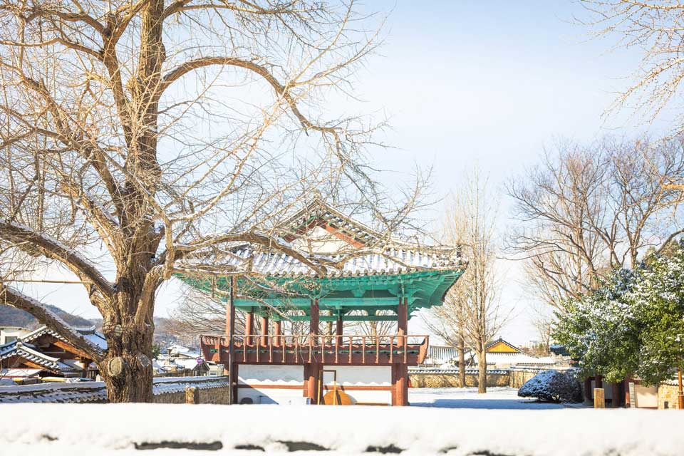 You are currently viewing Unique Winter Snowscape Spots in Jeonju (Hyanggyo, Omokdae, Jaman Mural Village)