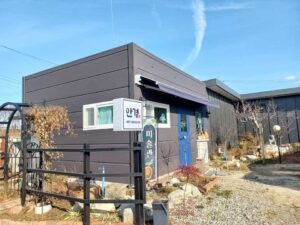 Read more about the article During the cold winter, there are three art galleries in Jeonju that bring warmth and a unique charm: Art Gallery Mankyeong, Jeonju Hanbyuk Cultural Center, and Chungmok Art Gallery.