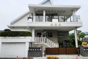 Read more about the article The White Western-Style House in Jeonju Hanok Village has been transformed into a cultural complex!