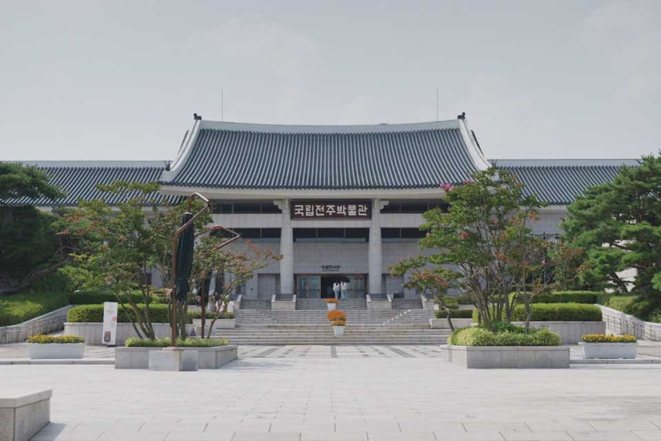 You are currently viewing Exhibition of donations by the late Chairman Lee Kun-hee at the Jeonju National Museum.
