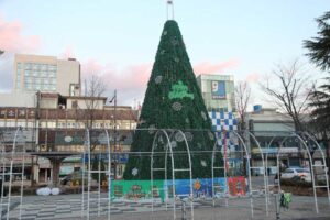 Read more about the article Experience the Christmas atmosphere at the Jeonju Ogeori Culture Plaza Christmas tree lighting ceremony.