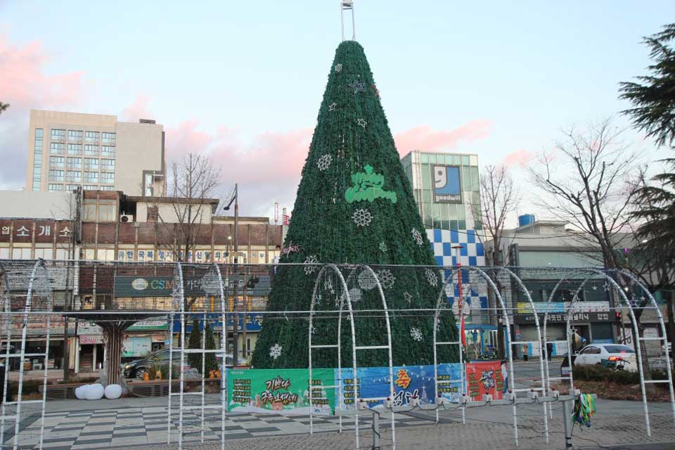 Read more about the article Experience the Christmas atmosphere at the Jeonju Ogeori Culture Plaza Christmas tree lighting ceremony.