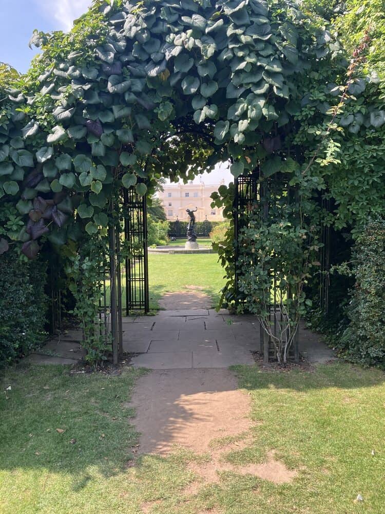 You are currently viewing Places to Relax in London: Escape the Crowds, Chaos, and Commotion [Yes, You Can!]